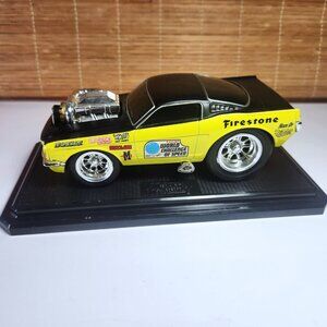 Ford Mustang Muscle Machines 1/24 Maisto 1966 Die-Cast on Stand